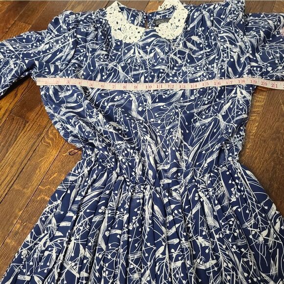 Vintage 70s Tulip Print Pleated Crochet Collar Dress - Picture 11 of 13